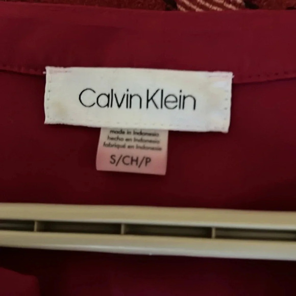 Calvin Klein Sleeveless Burgundy Blouse with Black Trim - Picture 3 of 3